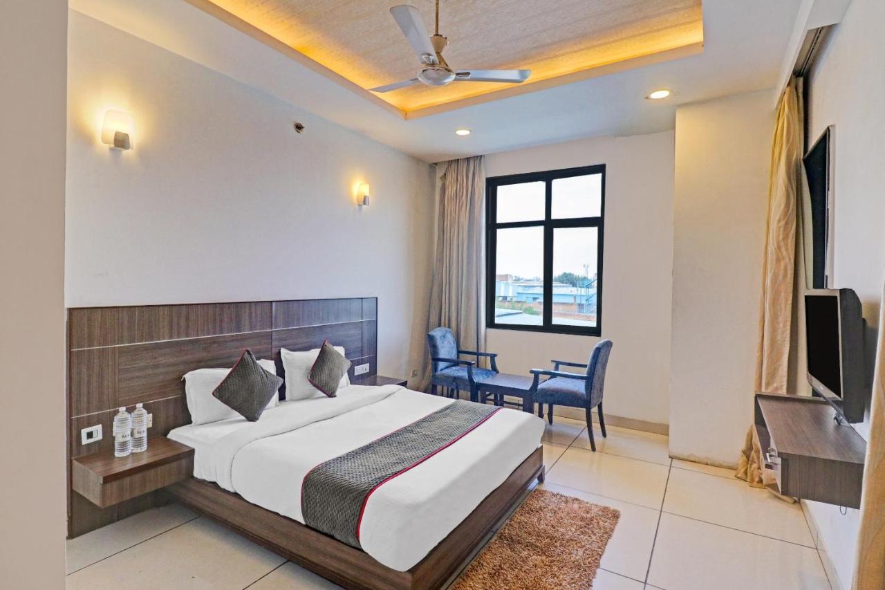 Oyo Townhouse 484 Sanskriti Otel Delhi  Dış mekan fotoğraf